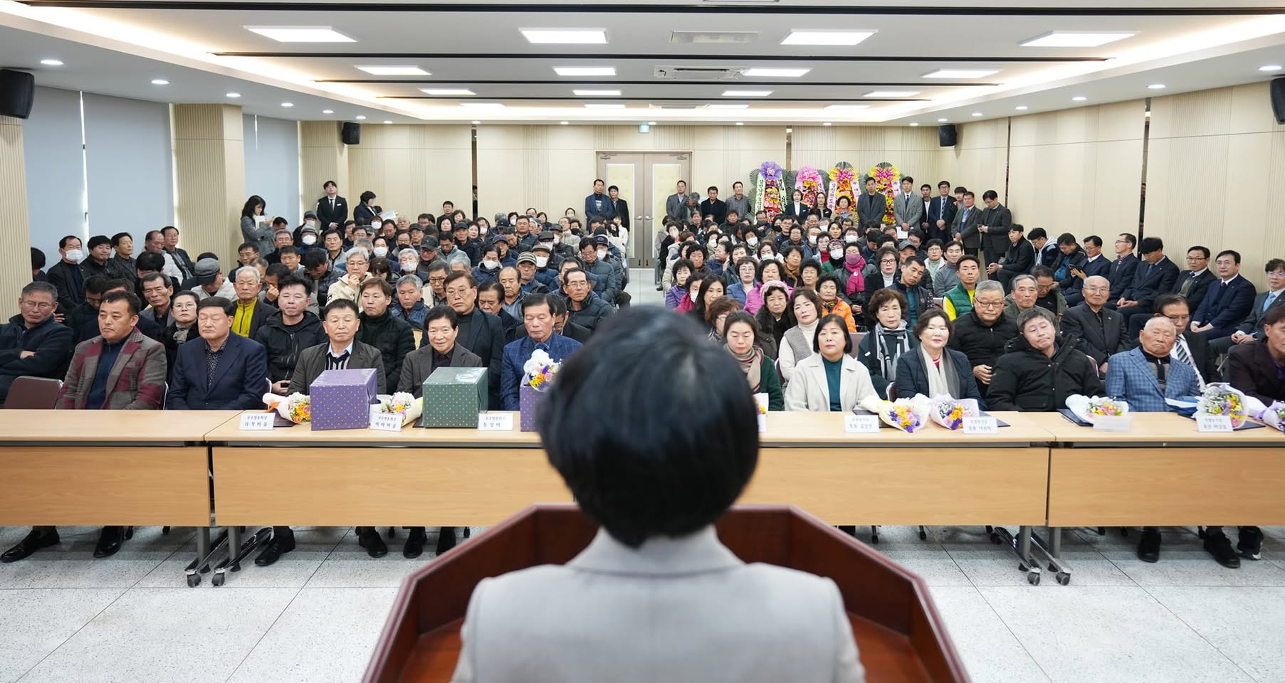 군민과 함께한 사진