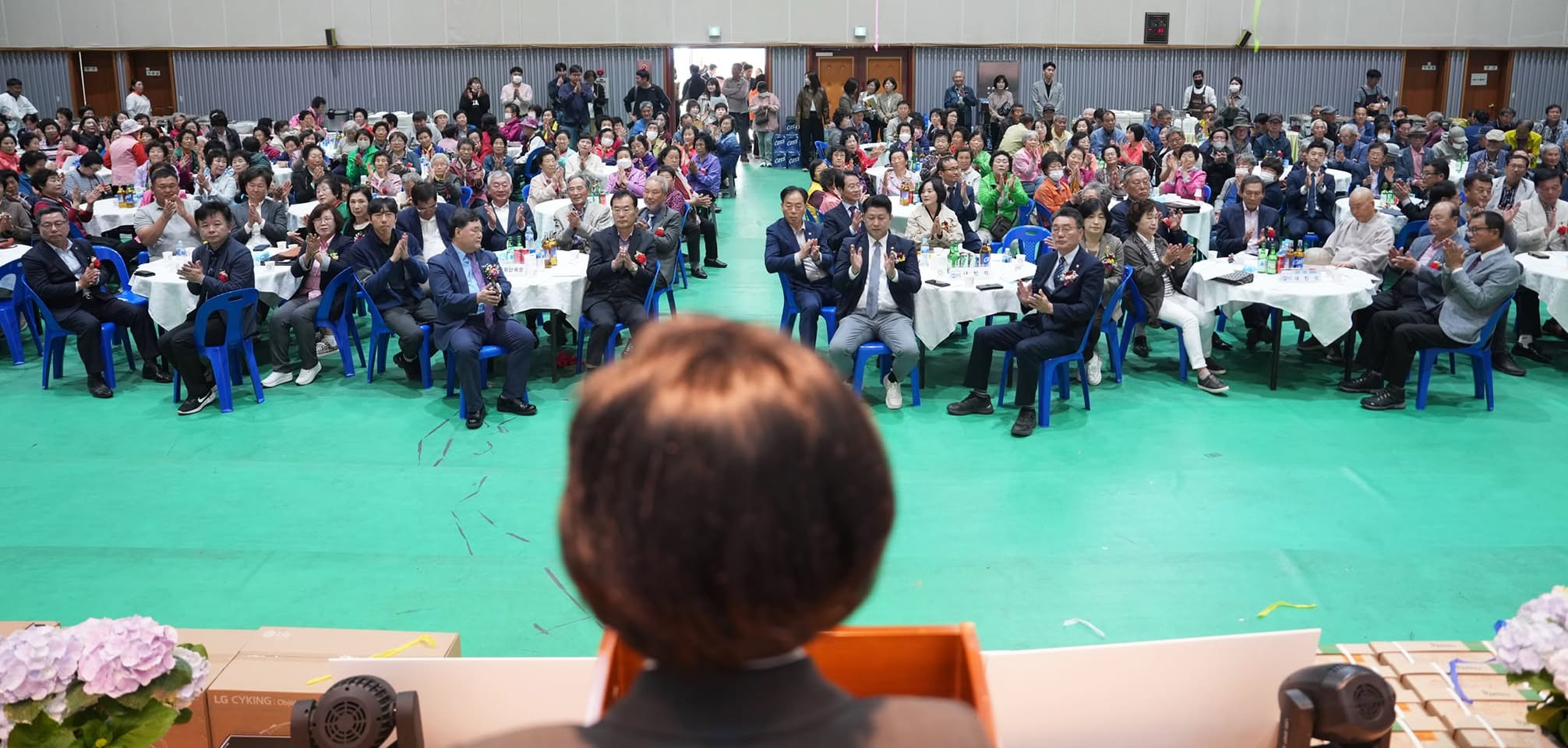 군민과 함께한 사진