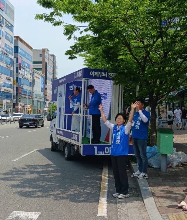 군민과 함께한 사진