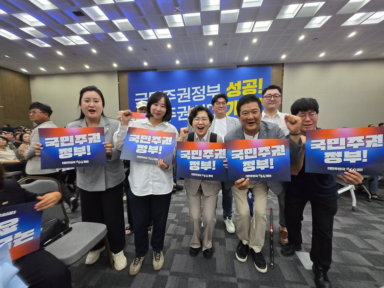 군민과 함께한 사진