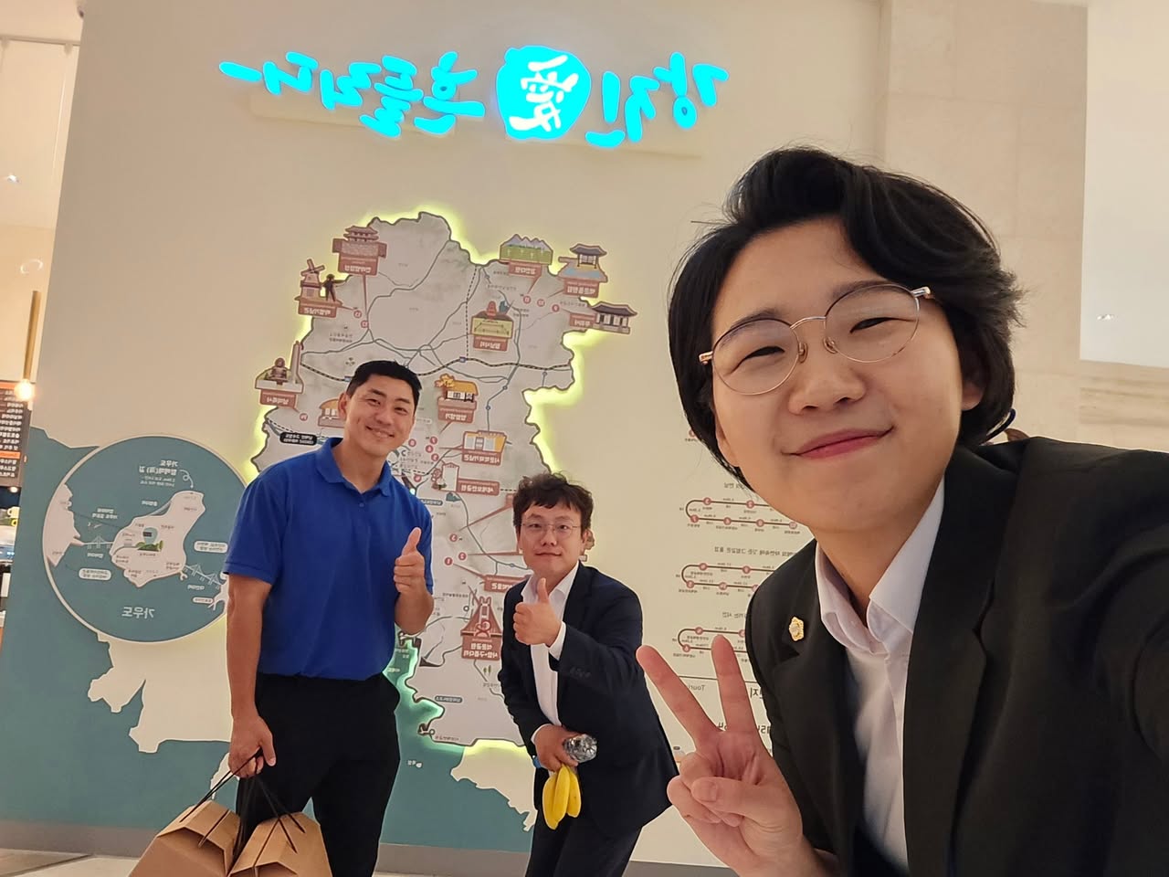 군민과 함께한 사진