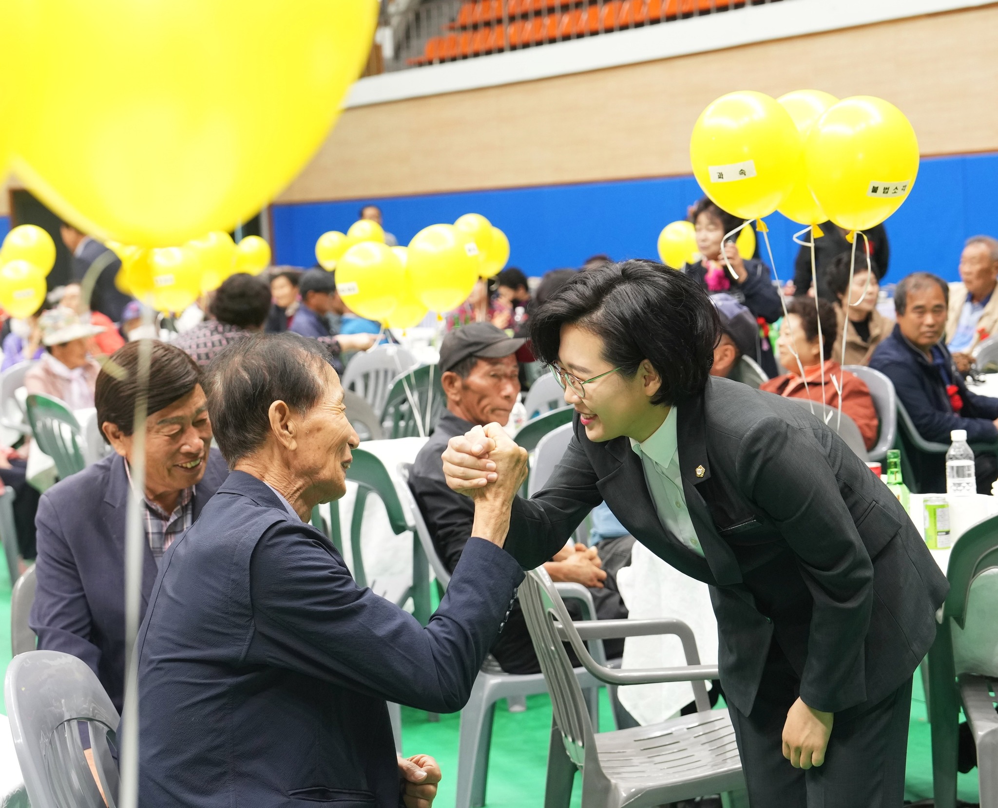 군민과 함께한 사진