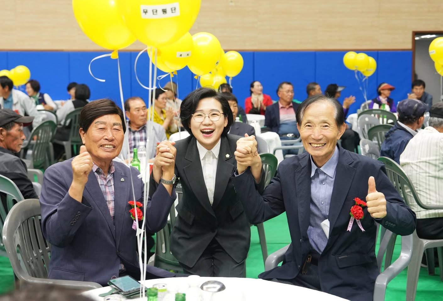 군민과 함께한 사진