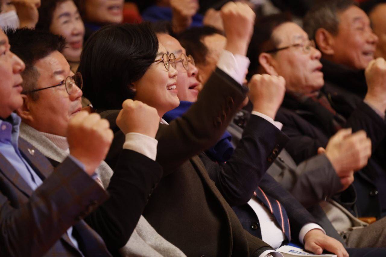 군민과 함께한 사진