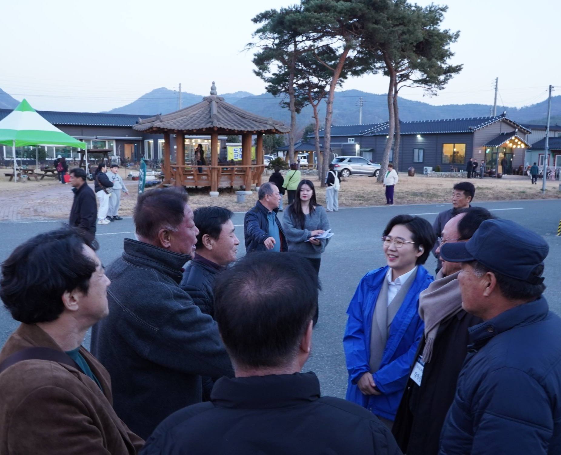 군민과 함께한 사진