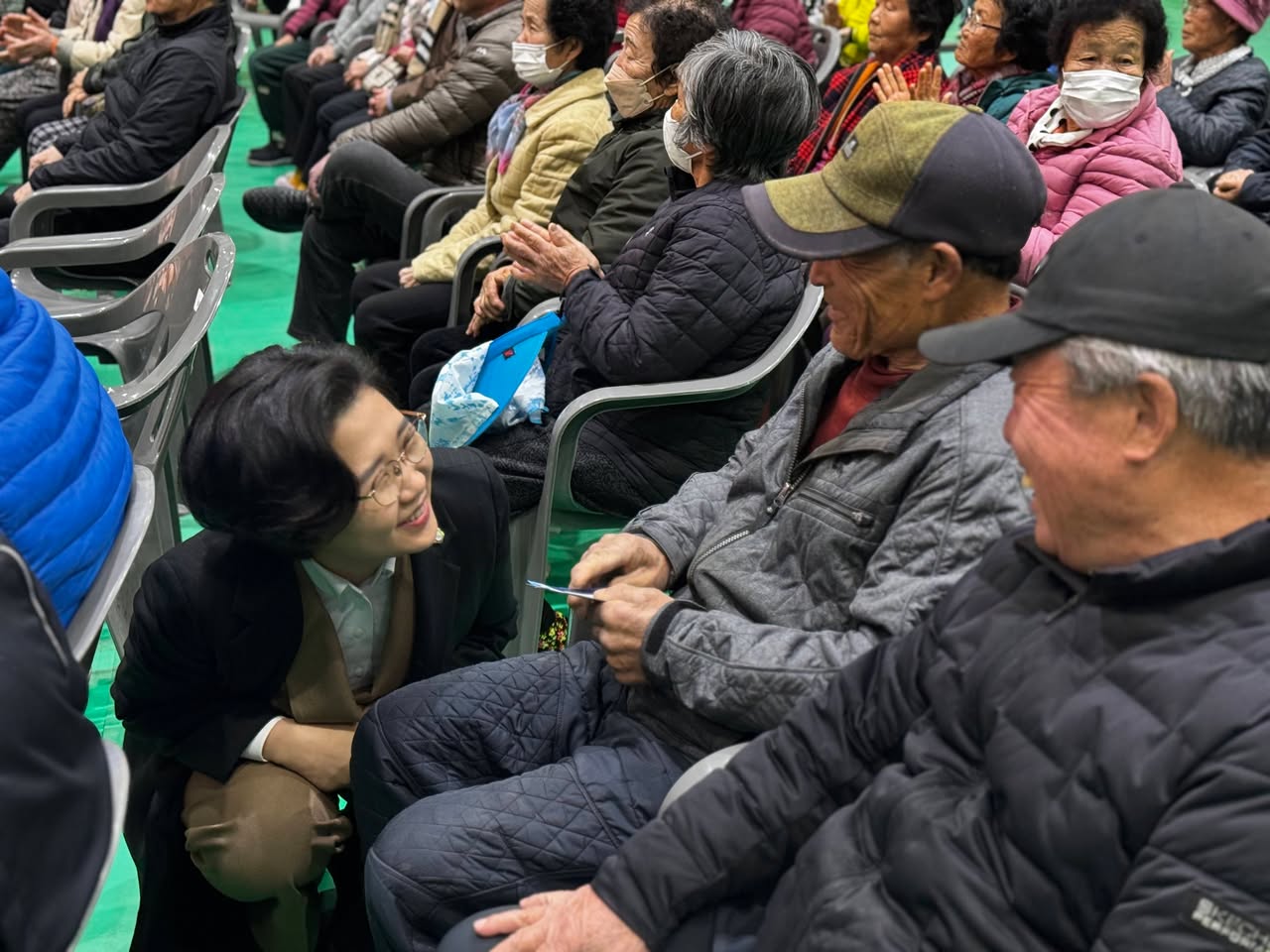 군민과 함께한 사진