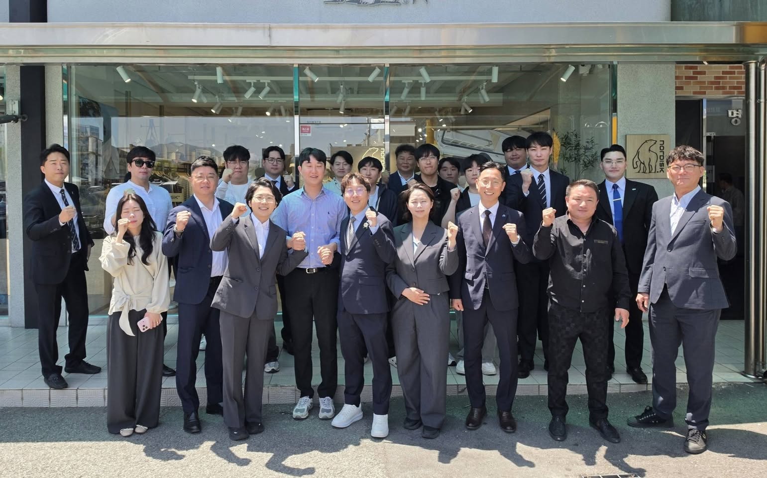 군민과 함께한 사진