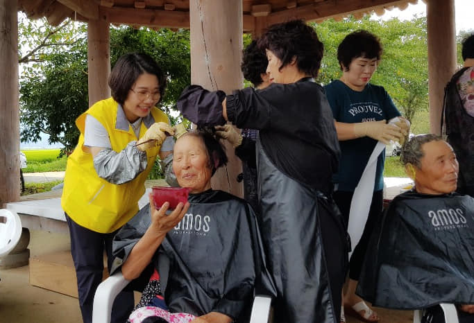 군민과 함께한 사진